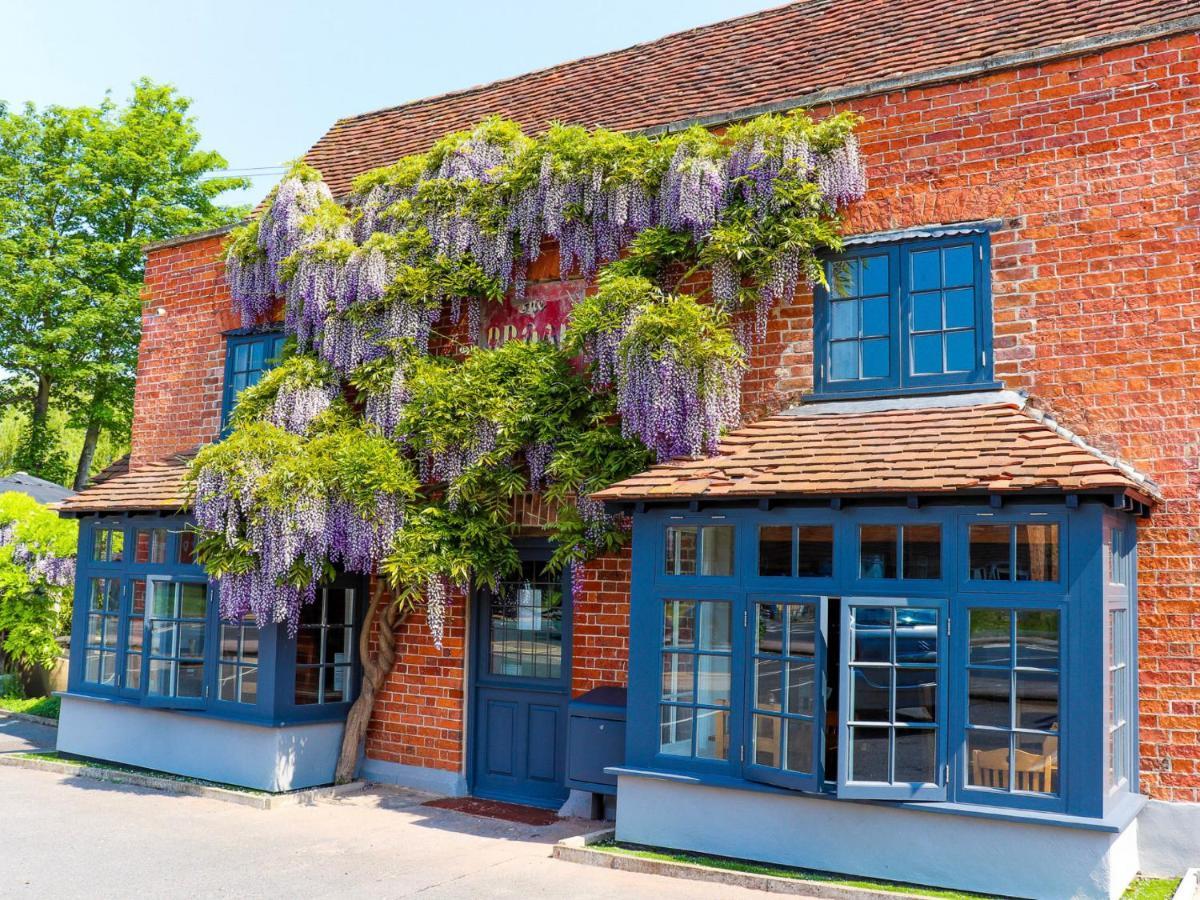 The Broad Leys Bed and Breakfast Aylesbury  Exteriör bild