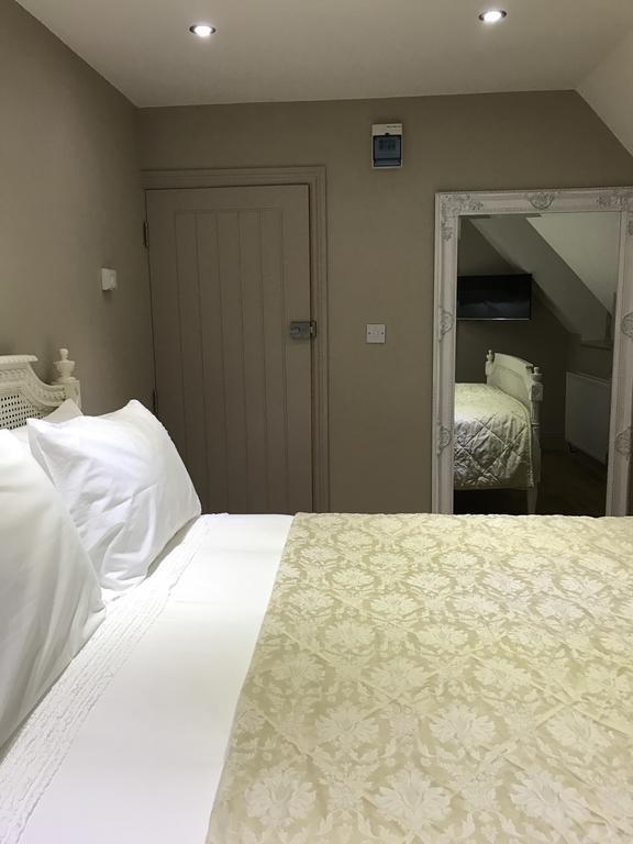 The Broad Leys Bed and Breakfast Aylesbury  Exteriör bild