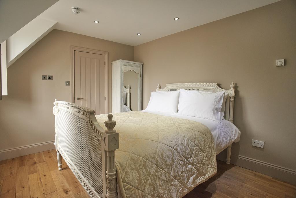 The Broad Leys Bed and Breakfast Aylesbury  Exteriör bild