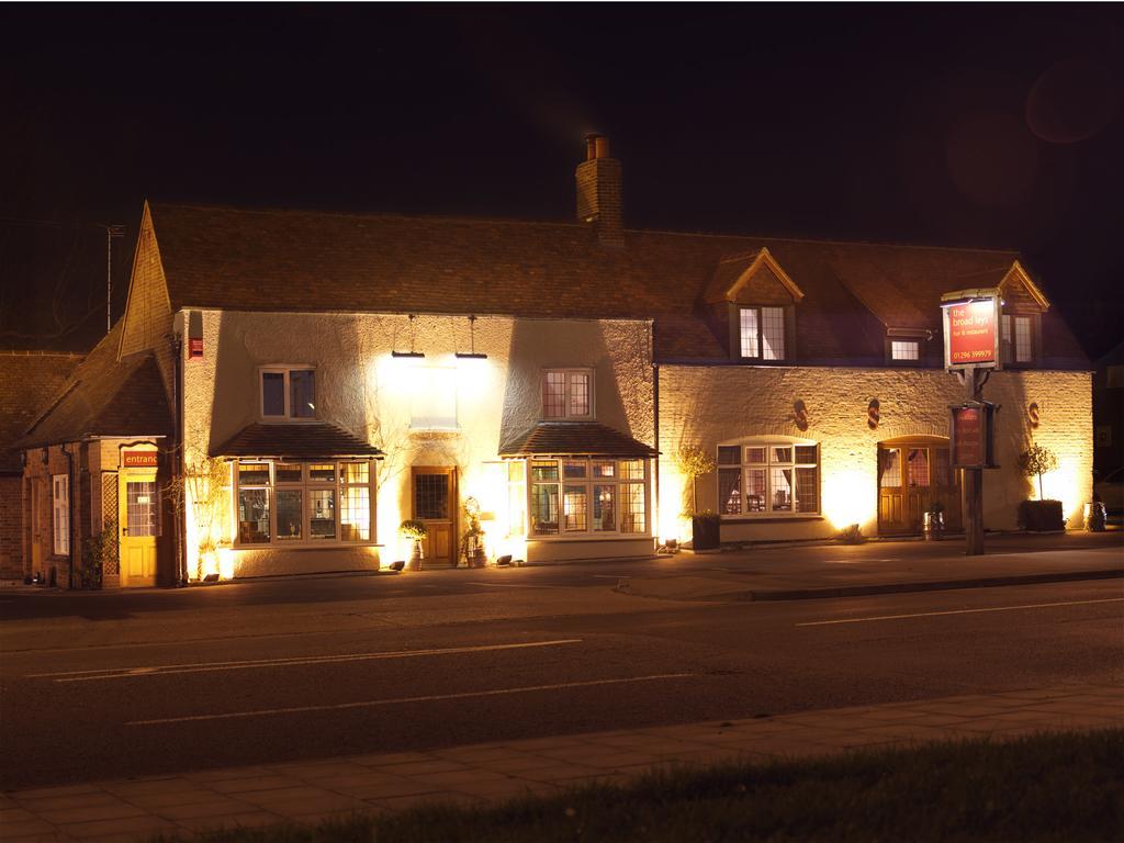 The Broad Leys Bed and Breakfast Aylesbury  Exteriör bild
